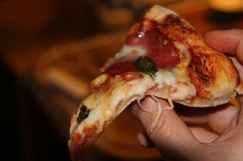 Für ein leckeres Stück Pizza, darf der Teig nicht zu trocken sein: Das Geheimnis liegt in einem guten Pizzateig-Rezept.