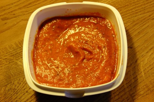 Fertige Tomatensoße nach dem Einkochen und Pürieren im Plastikcontainer.