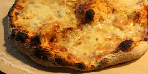 Pizza Margherita mit Mozzarella und Parmesan Käse