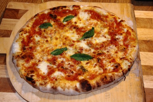 Pizza Margherita mit Mozarella, Tomatensoße und Basilikum