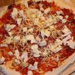 Pizza Margherita mit Mozzarella, verfeinert mit Parmesan und Tilsiter