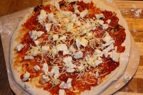 Pizza Margherita mit Mozzarella, verfeinert mit Parmesan und Tilsiter