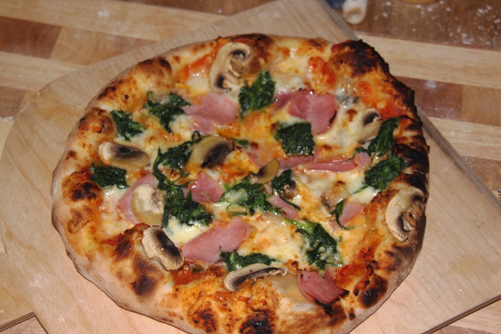 Pizza Prosciutto Spinaci e Funghi – Pizza Spinat Schinken und Pilze ...
