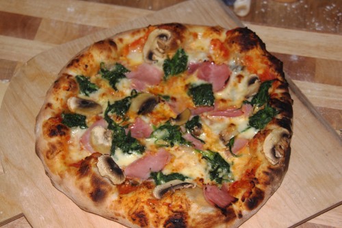 Pizza Prosciotto Spinaci e Funghi, Pizza mit Spinat, Schinken und Pilzen frisch aus dem Ofen