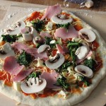 Pizza Prosciutto Spinaci e Funghi – Pizza Spinat Schinken und Pilze