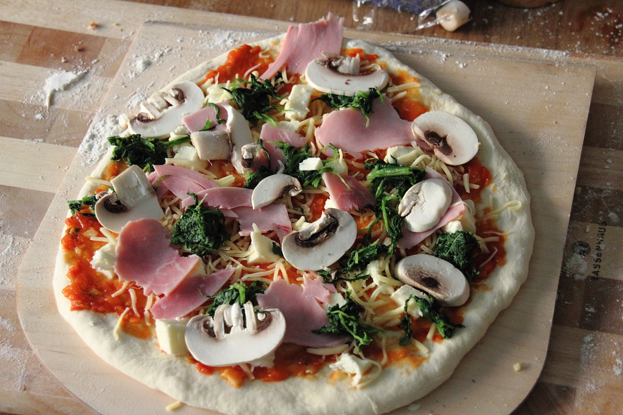 Pizza Prosciutto, Spinaci e Funhgi (roh) - Perfekte Pizza