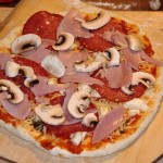 Pizza Speciale – Pizza mit Schinken, Salami und Pilzen