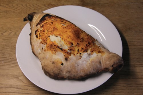 Pizza Calzone zusammengeklappt